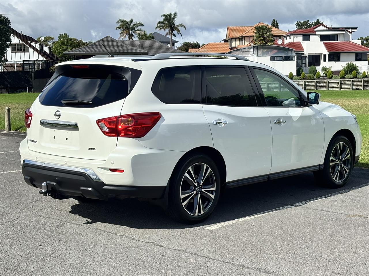 2017 Nissan Pathfinder thumbnail