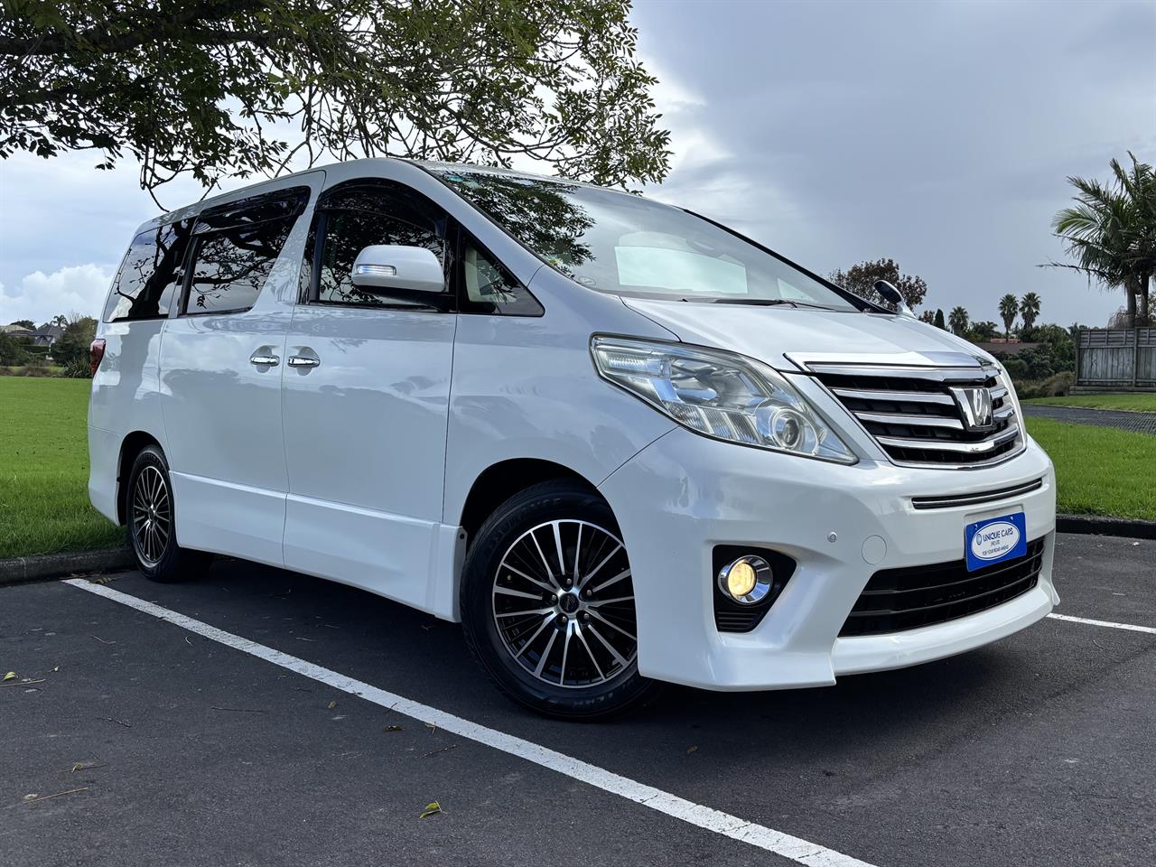 2012 Toyota Alphard thumbnail