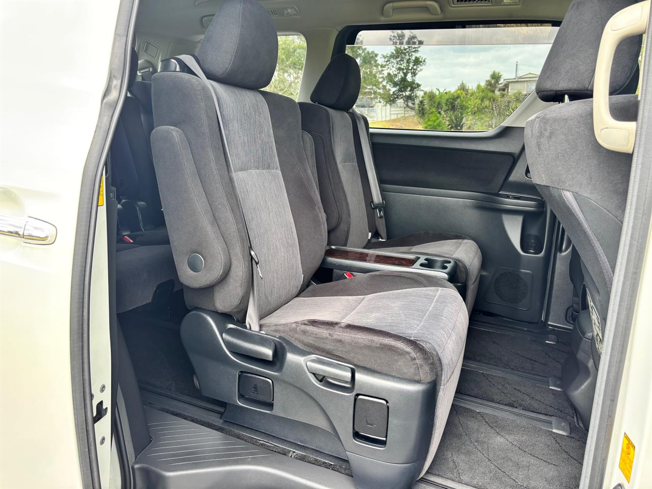2012 Toyota Alphard thumbnail