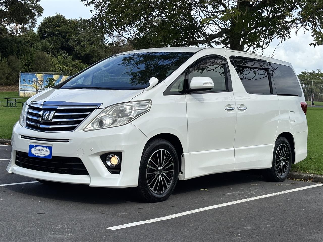2012 Toyota Alphard thumbnail