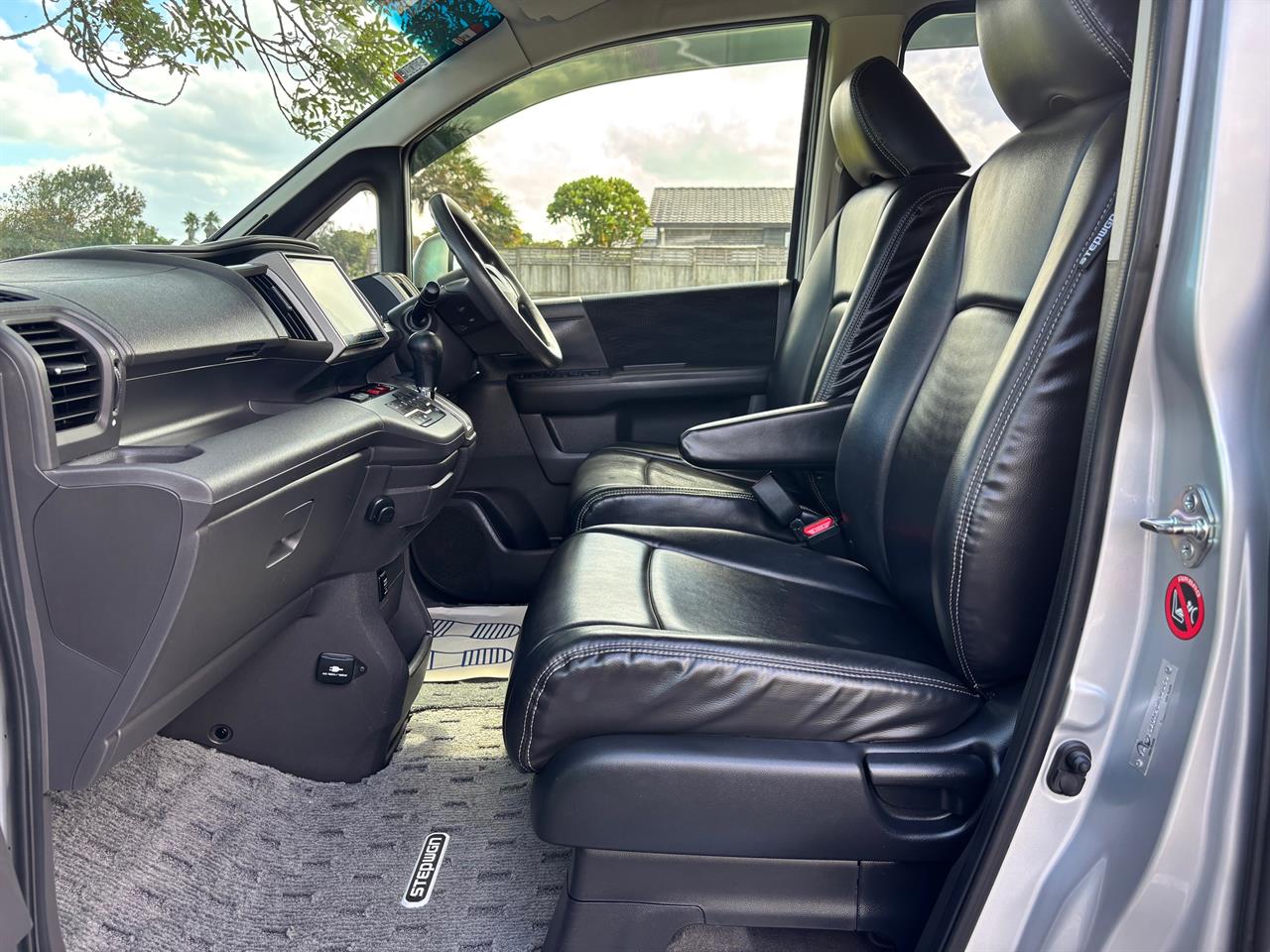 2014 Honda Stepwagon thumbnail