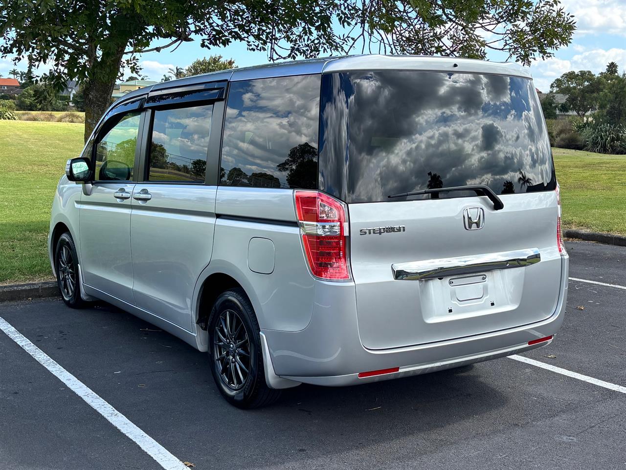 2014 Honda Stepwagon thumbnail
