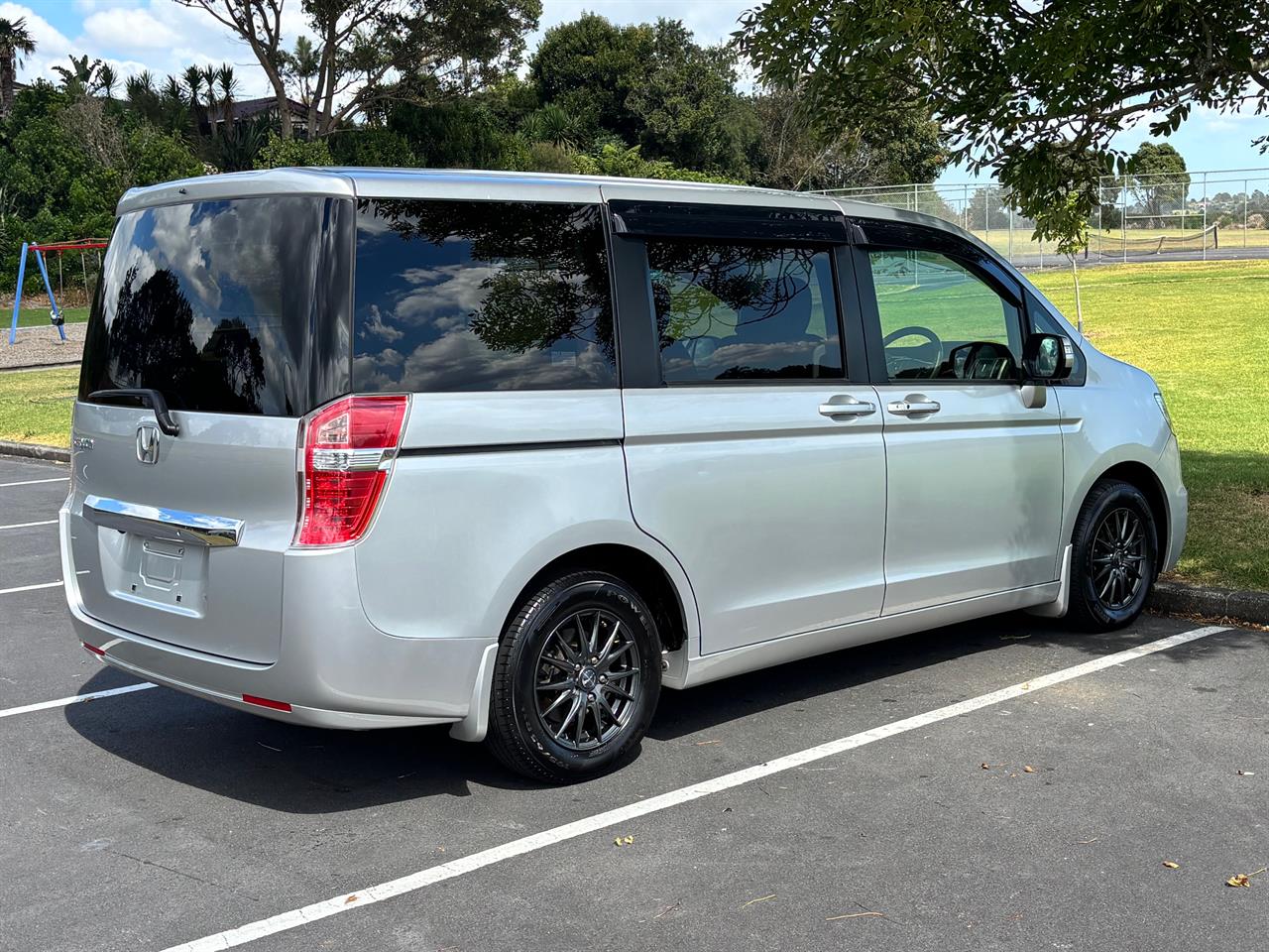 2014 Honda Stepwagon thumbnail