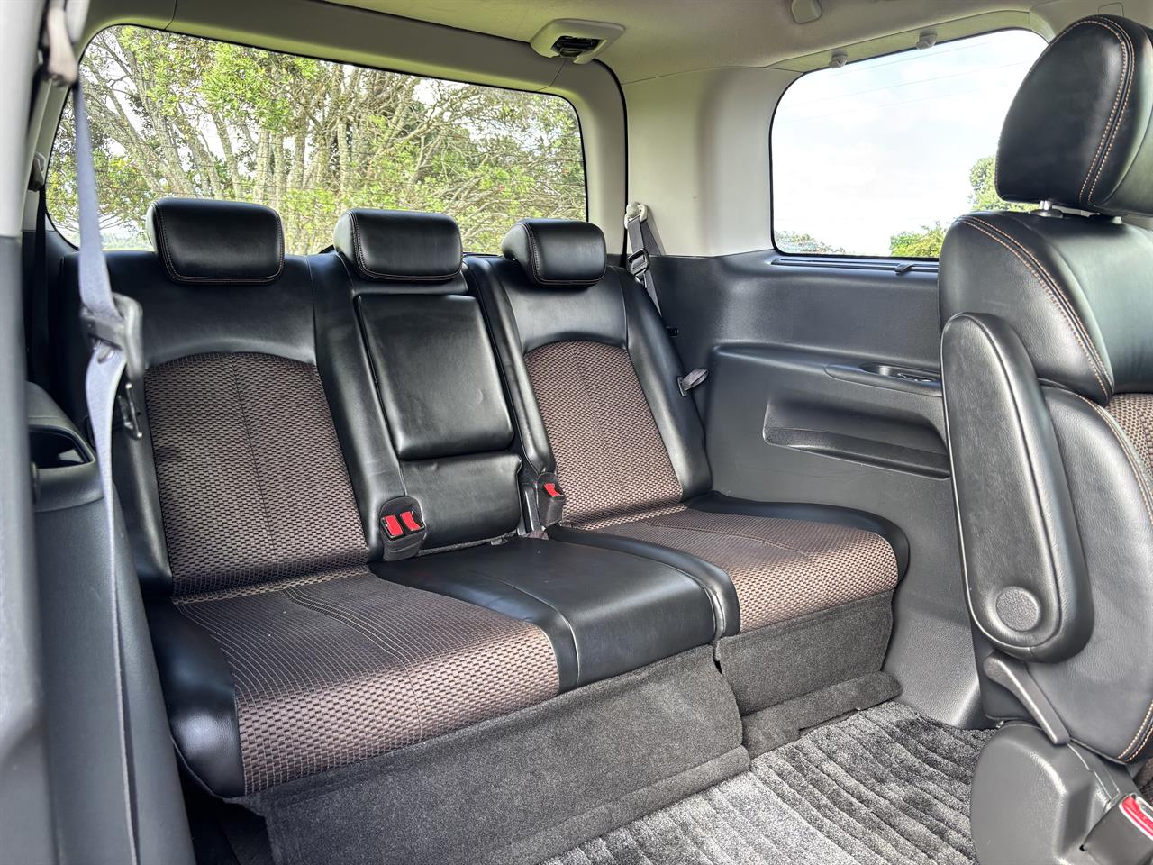 2012 Nissan Elgrand thumbnail