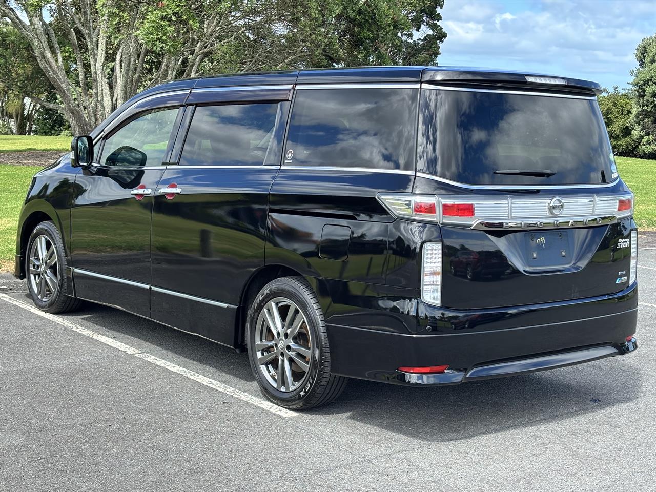 2012 Nissan Elgrand thumbnail
