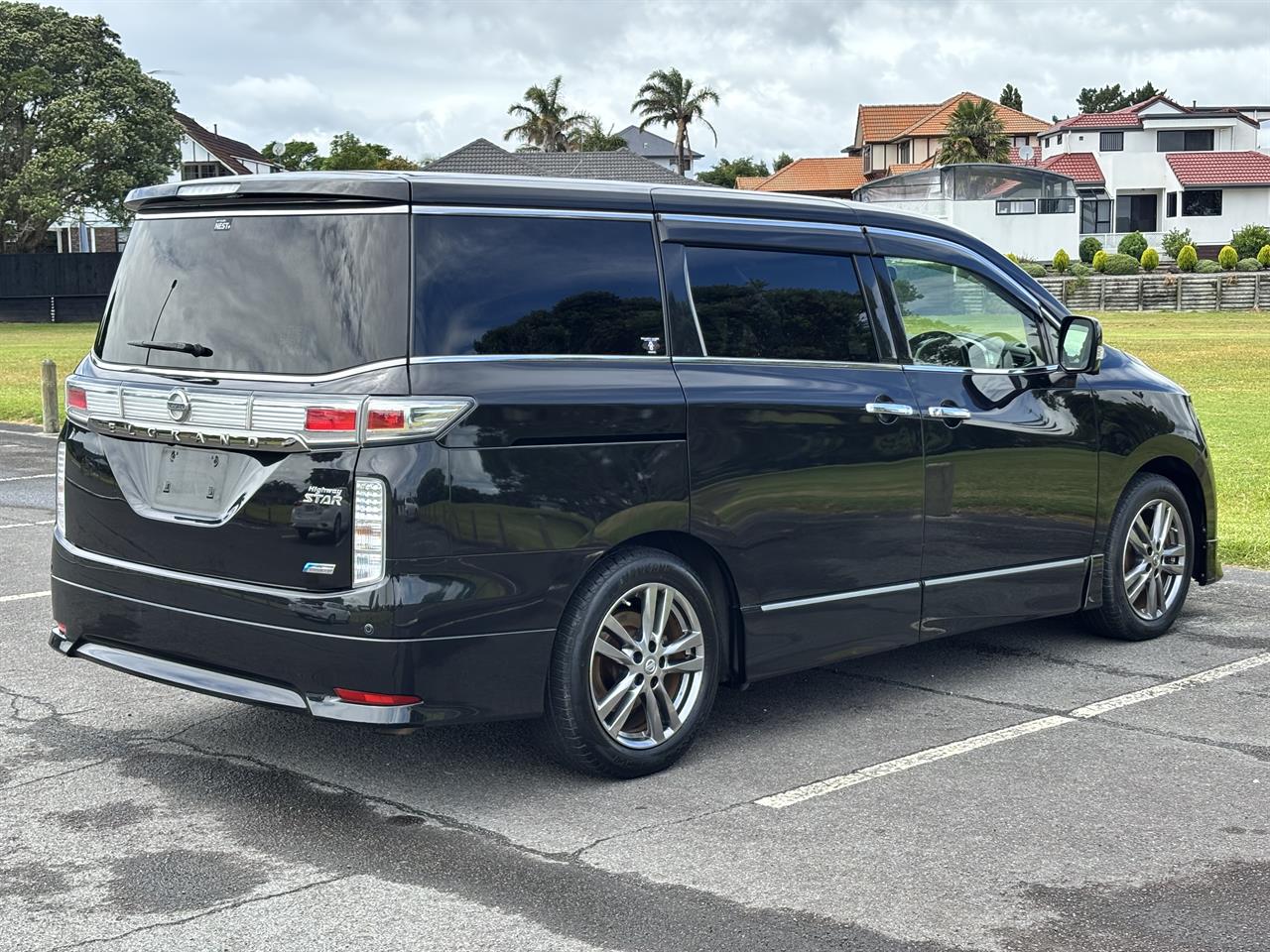 2013 Nissan Elgrand thumbnail