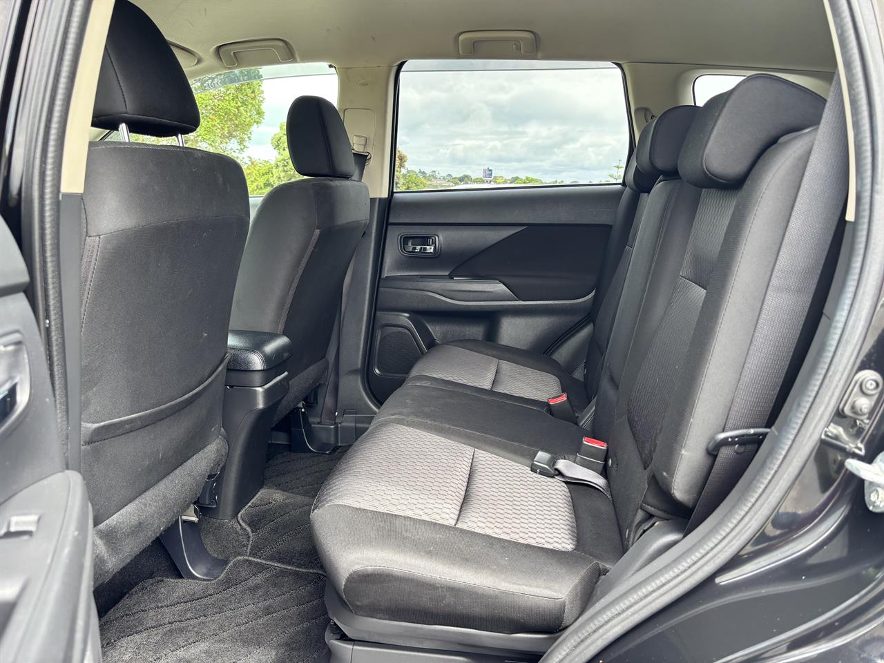 2014 Mitsubishi Outlander thumbnail