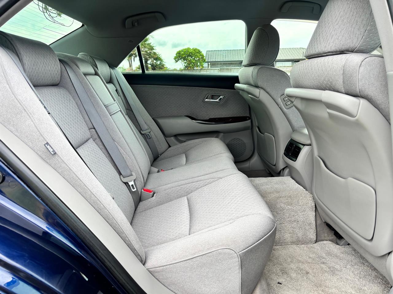 2008 Toyota Crown thumbnail