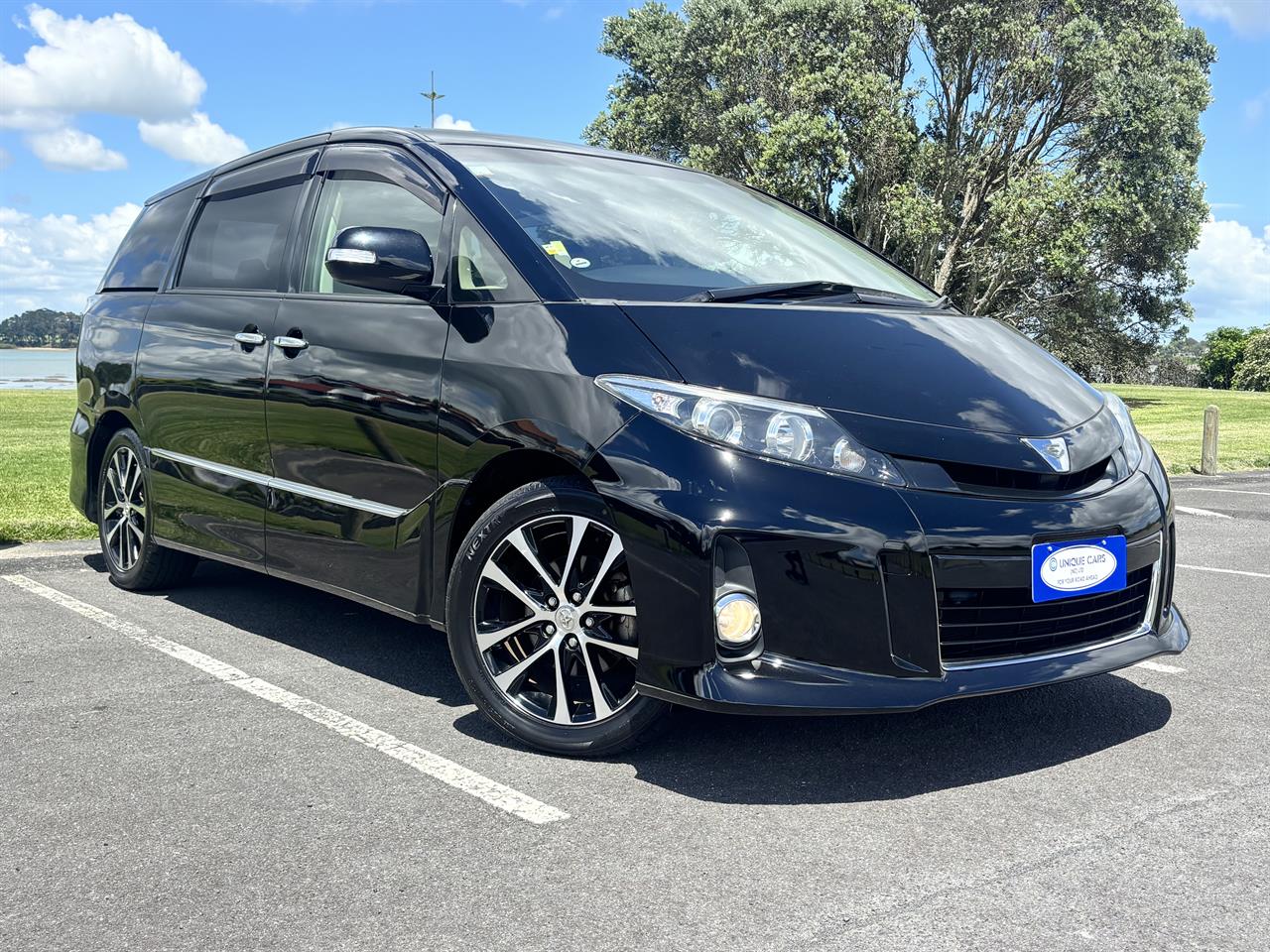 2015 Toyota Estima thumbnail