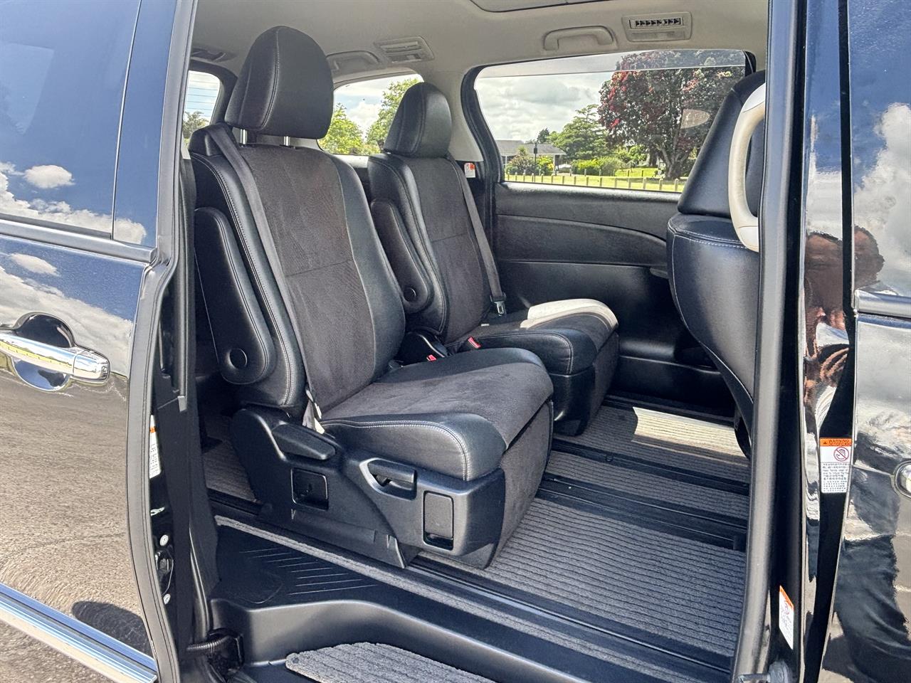 2015 Toyota Estima thumbnail