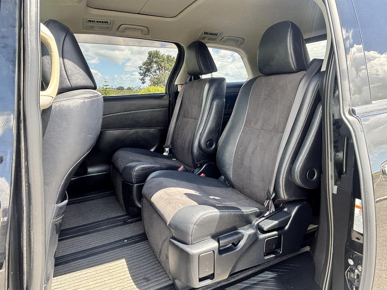 2015 Toyota Estima thumbnail
