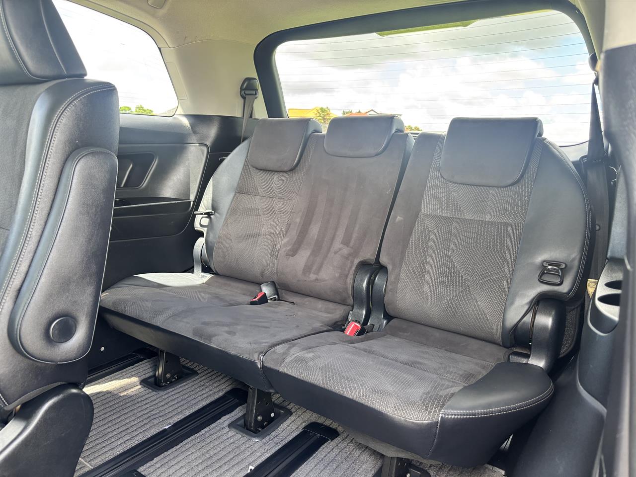 2015 Toyota Estima thumbnail
