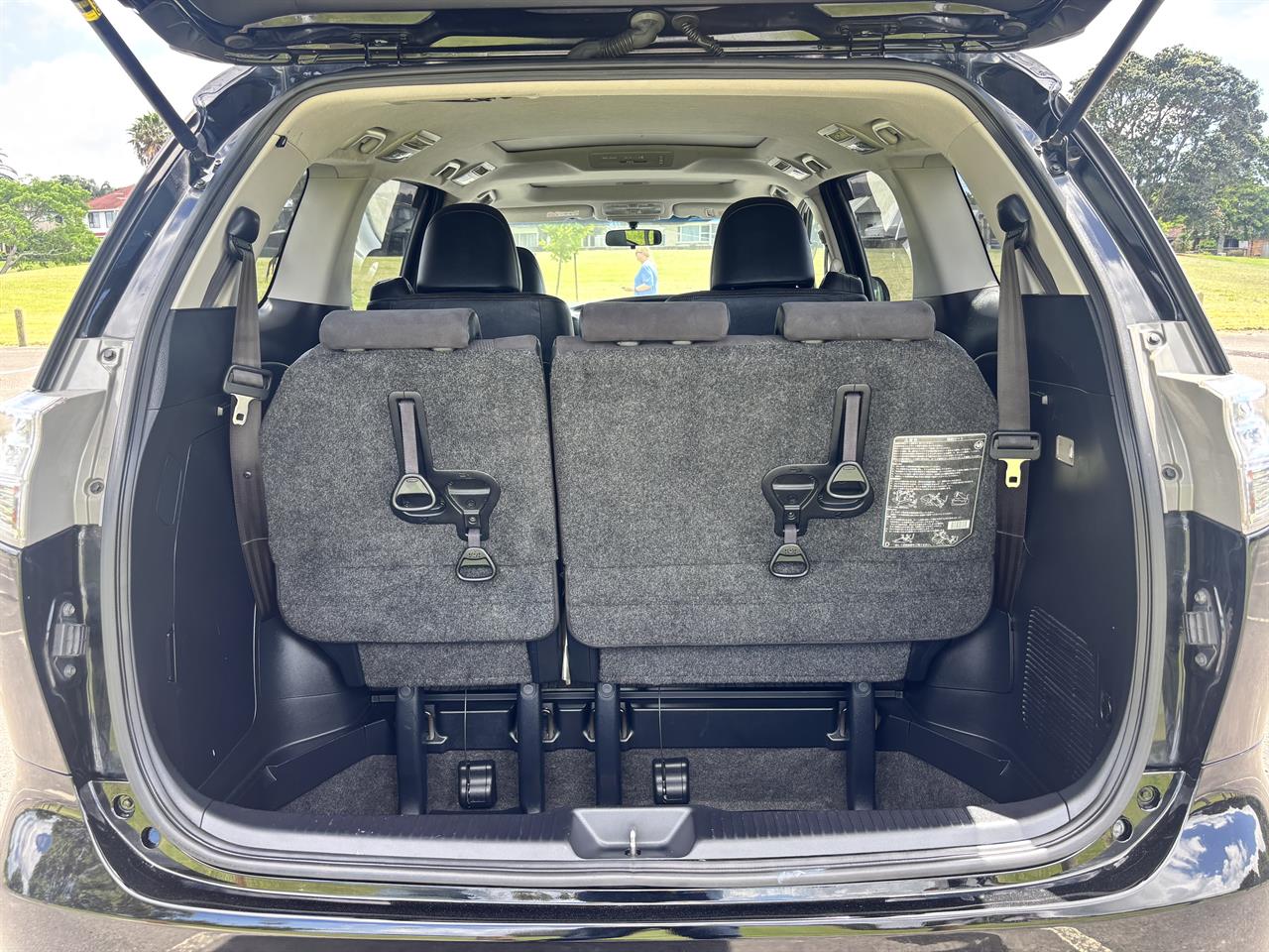 2015 Toyota Estima thumbnail