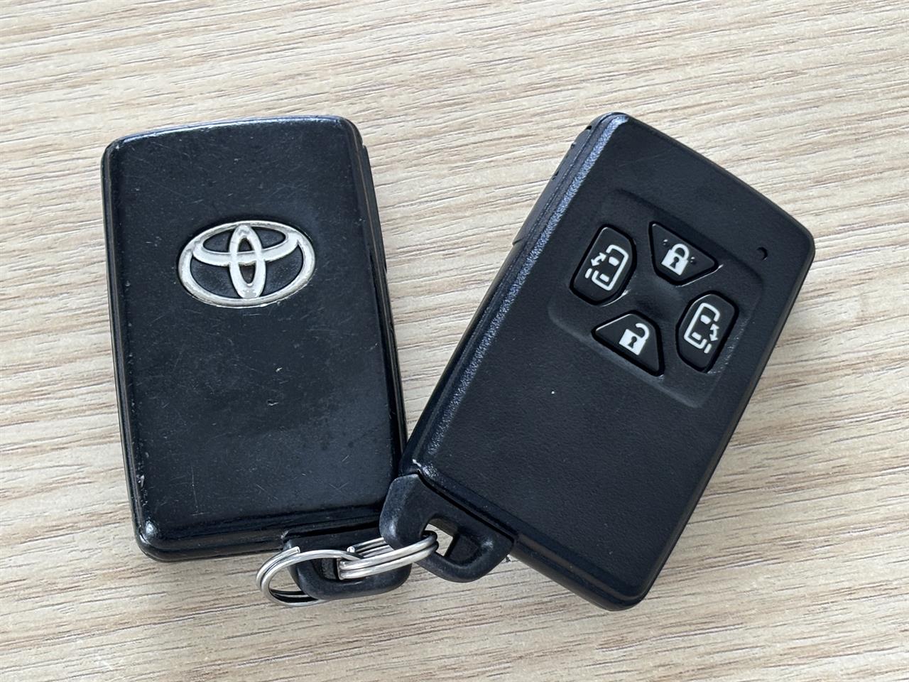 2015 Toyota Estima thumbnail