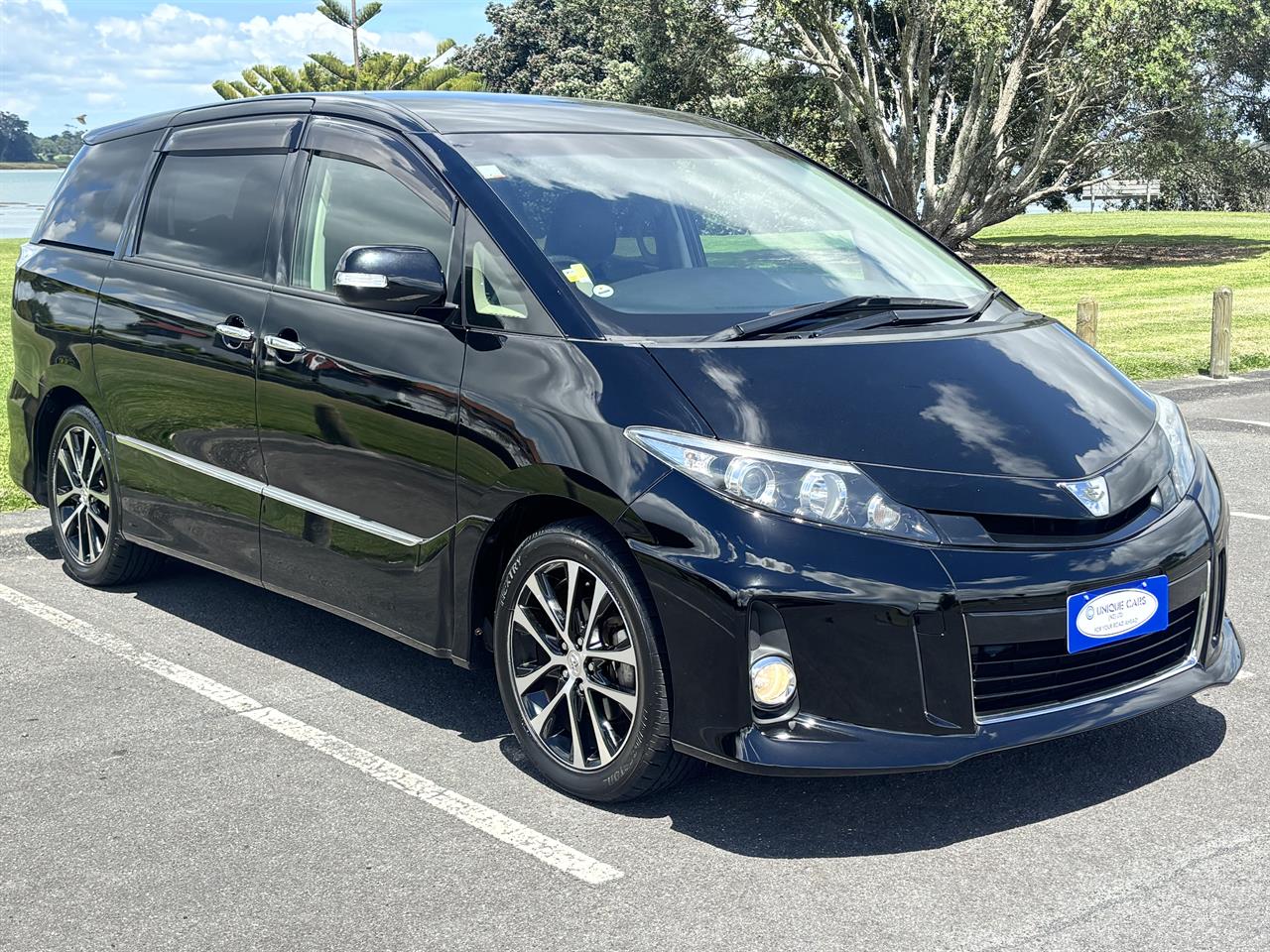 2015 Toyota Estima thumbnail