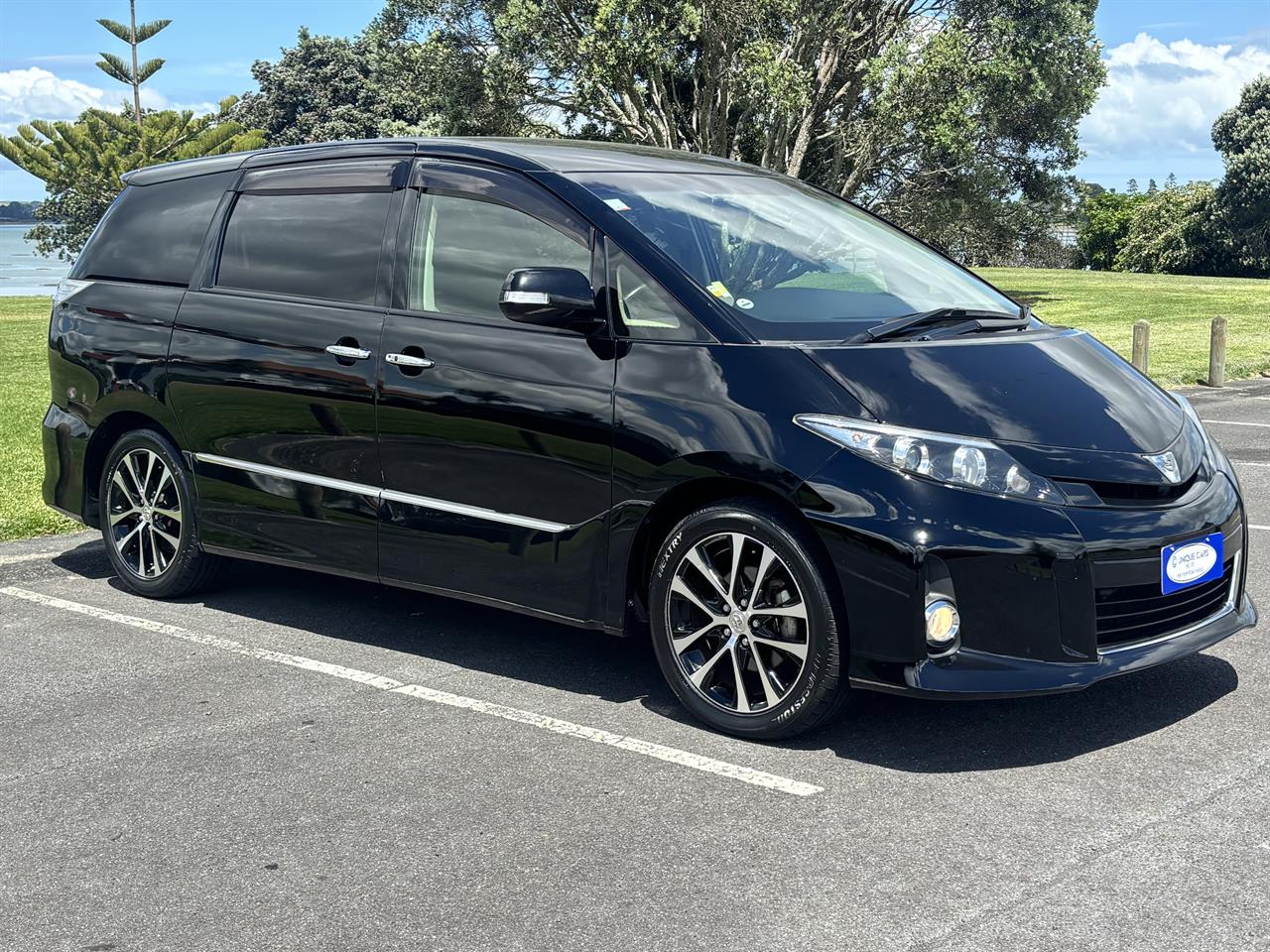 2015 Toyota Estima thumbnail