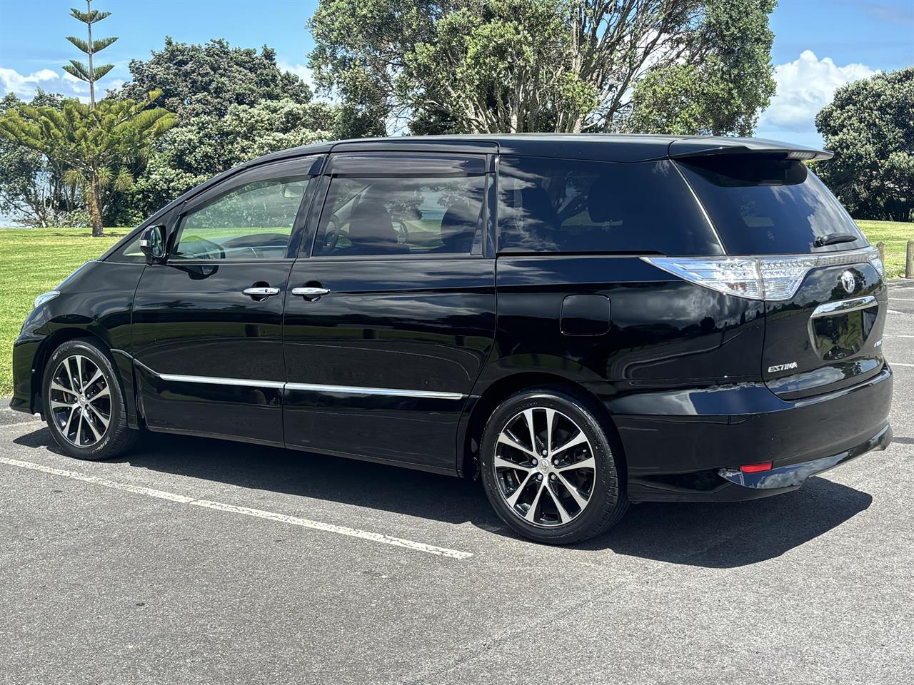 2015 Toyota Estima thumbnail