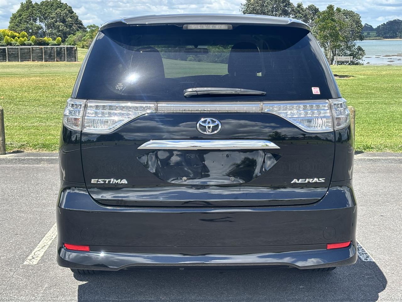 2015 Toyota Estima thumbnail