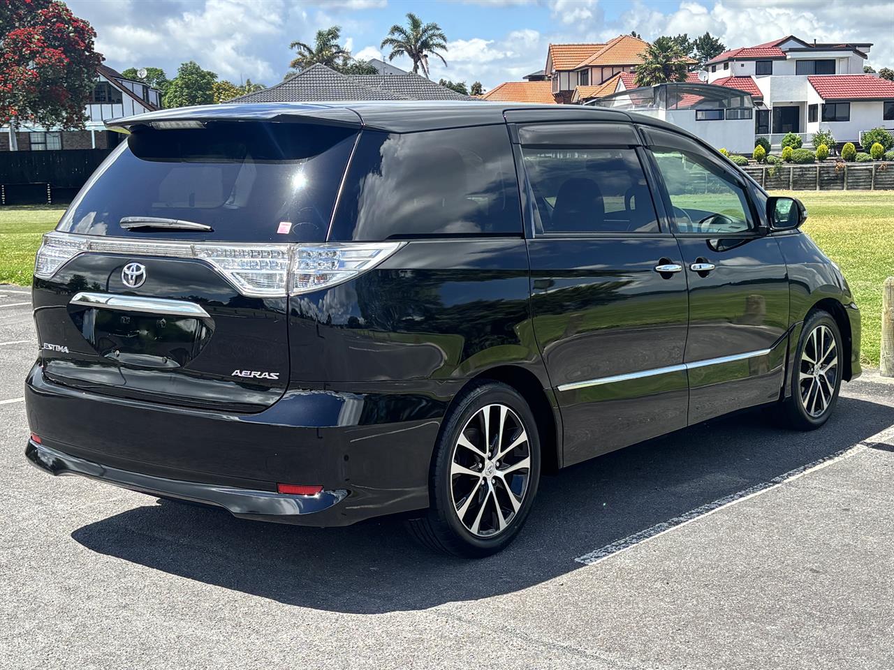 2015 Toyota Estima thumbnail