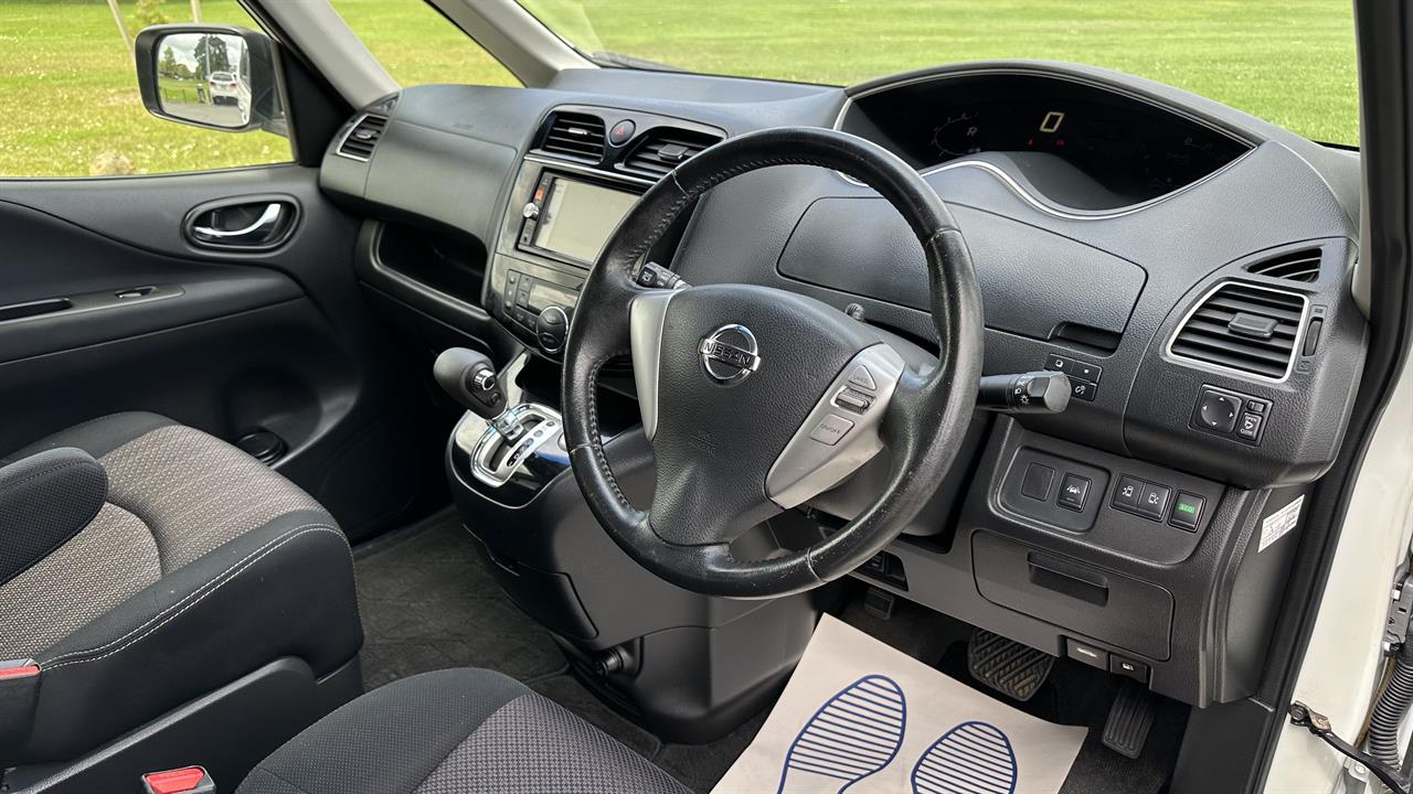 2015 Nissan Serena thumbnail