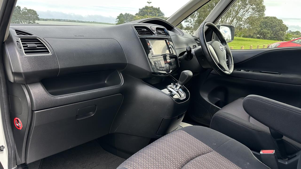 2015 Nissan Serena thumbnail