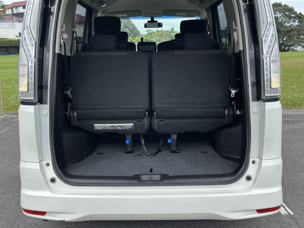 2015 Nissan Serena thumbnail