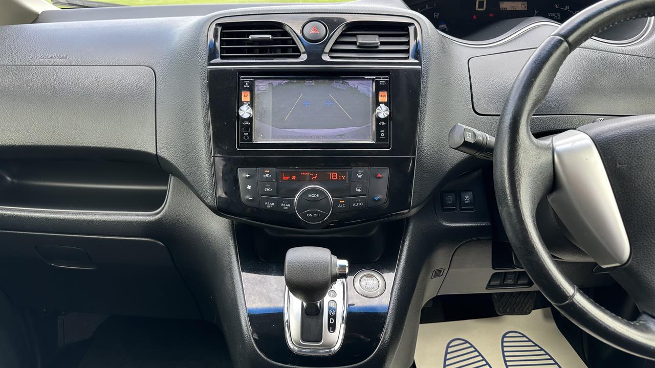 2015 Nissan Serena thumbnail