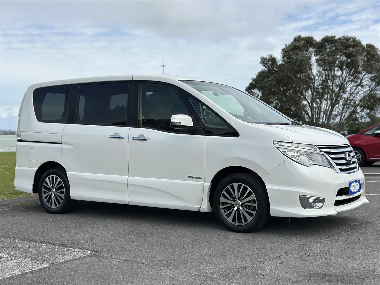 2015 Nissan Serena thumbnail
