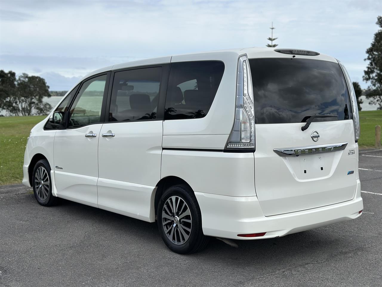 2015 Nissan Serena thumbnail