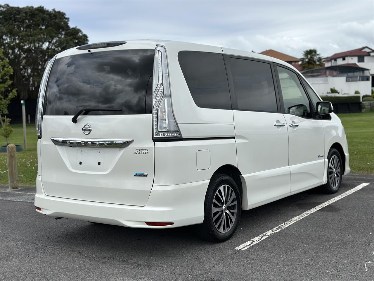 2015 Nissan Serena thumbnail