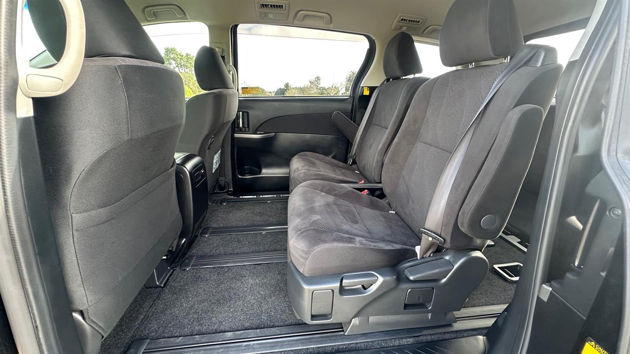 2013 Toyota Estima thumbnail
