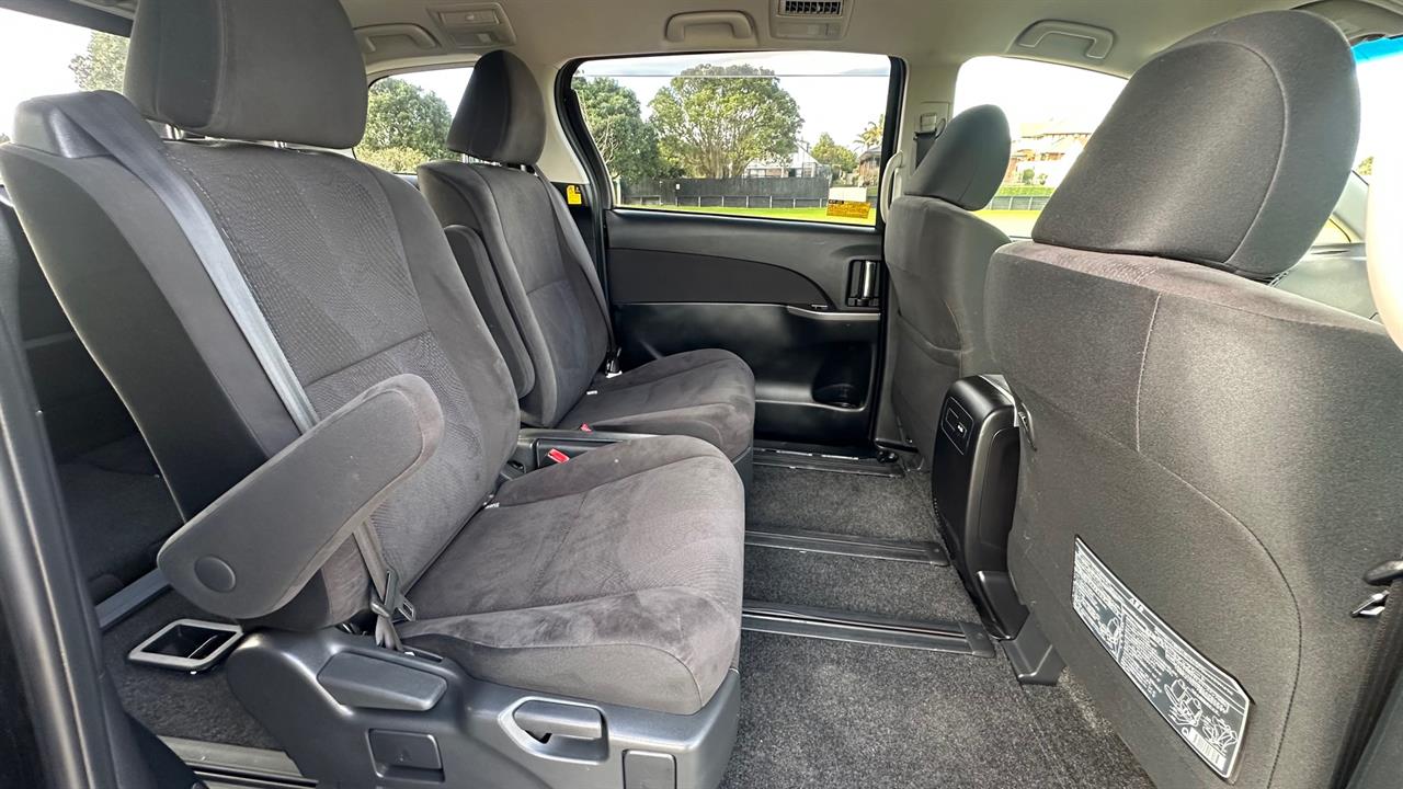 2013 Toyota Estima thumbnail