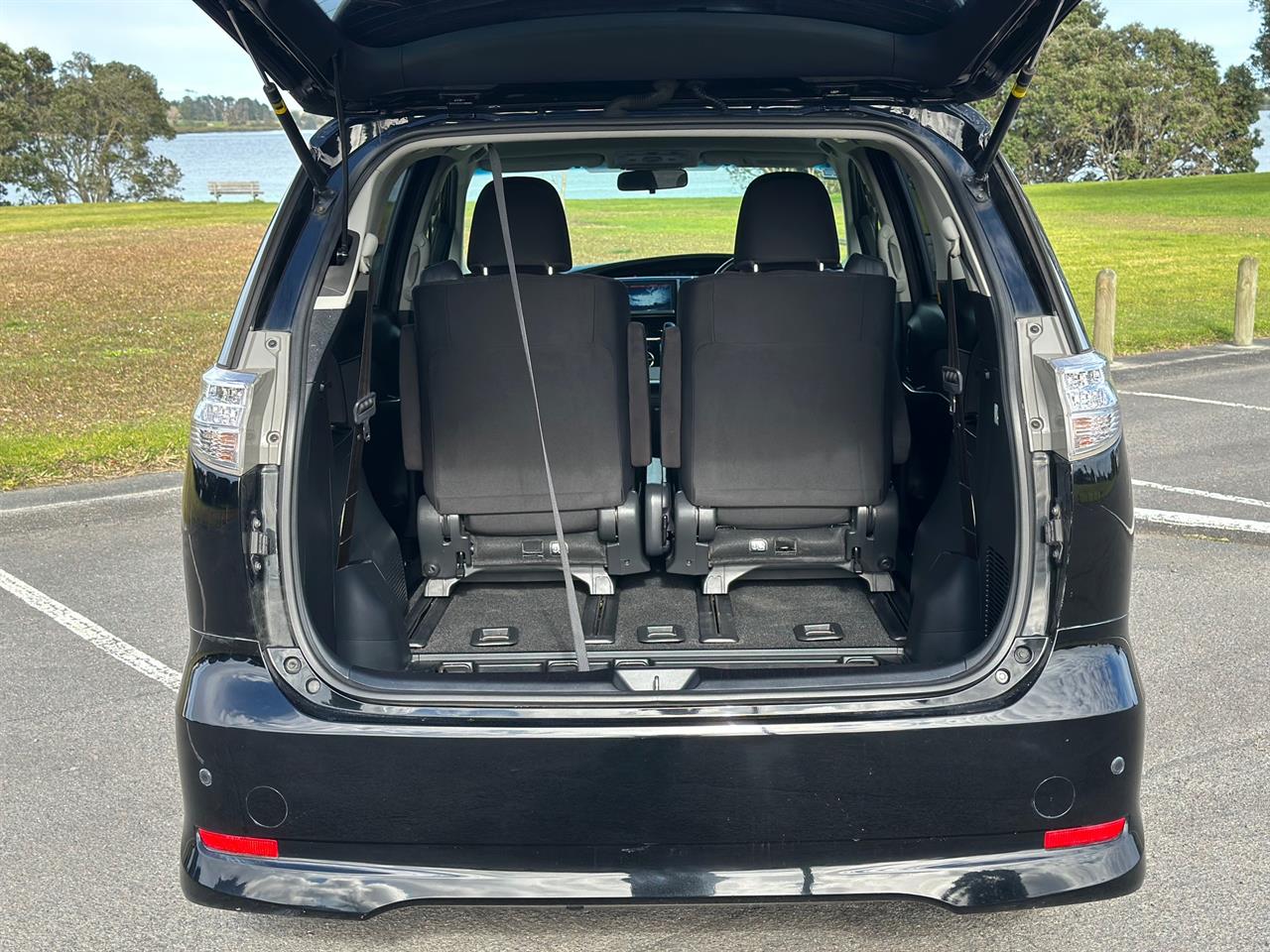 2013 Toyota Estima thumbnail