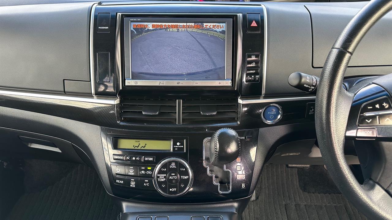 2013 Toyota Estima thumbnail