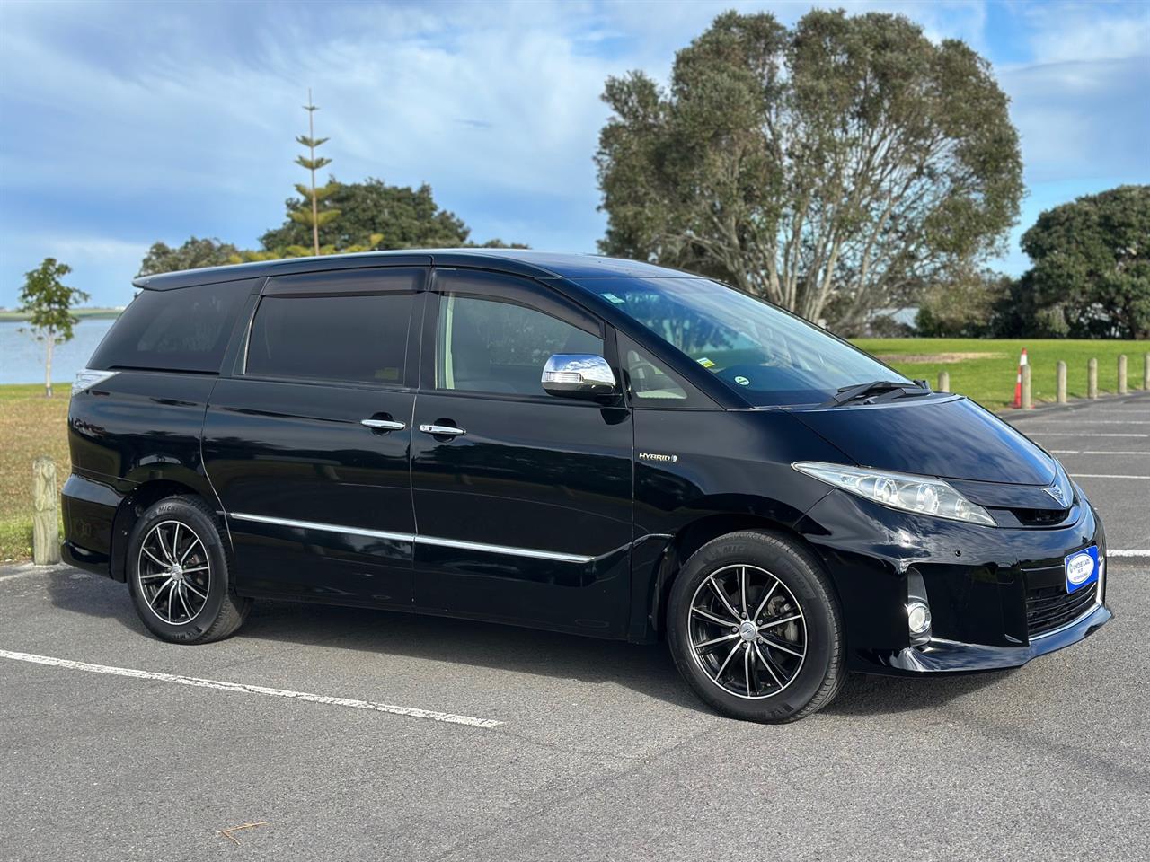 2013 Toyota Estima thumbnail