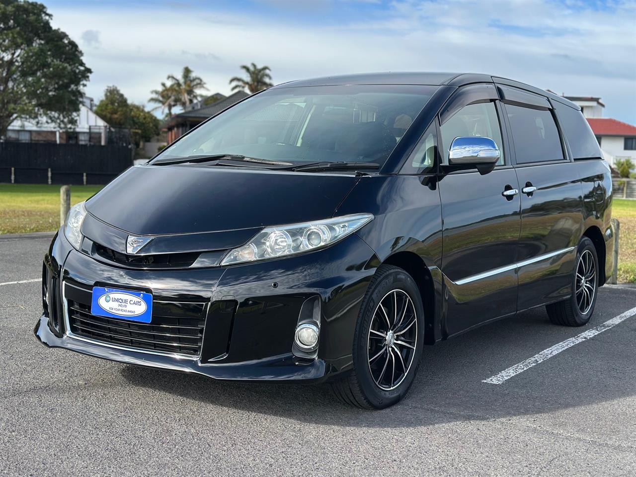 2013 Toyota Estima thumbnail