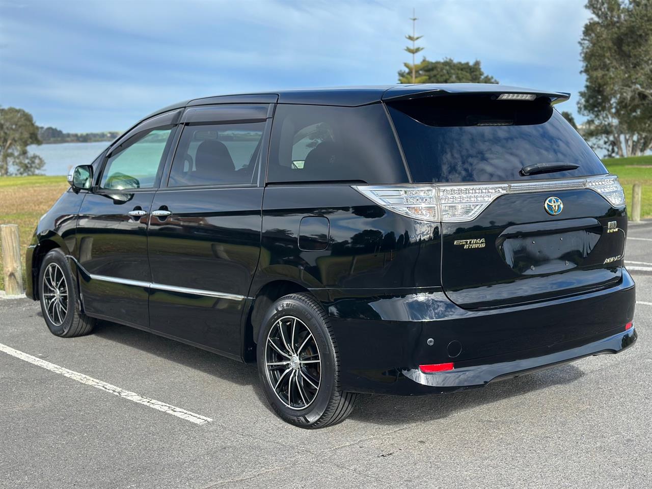2013 Toyota Estima thumbnail