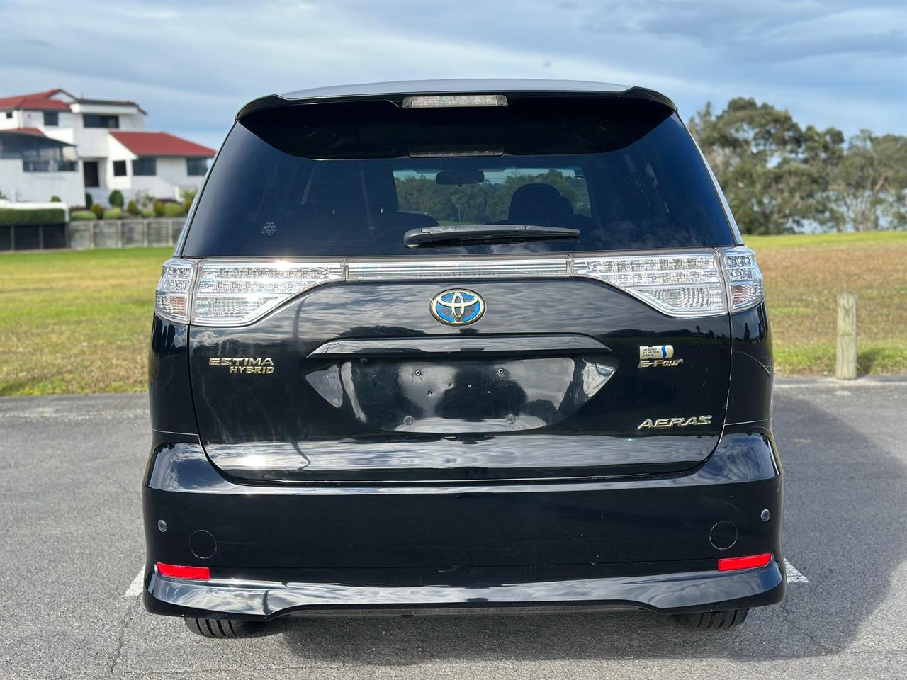 2013 Toyota Estima thumbnail