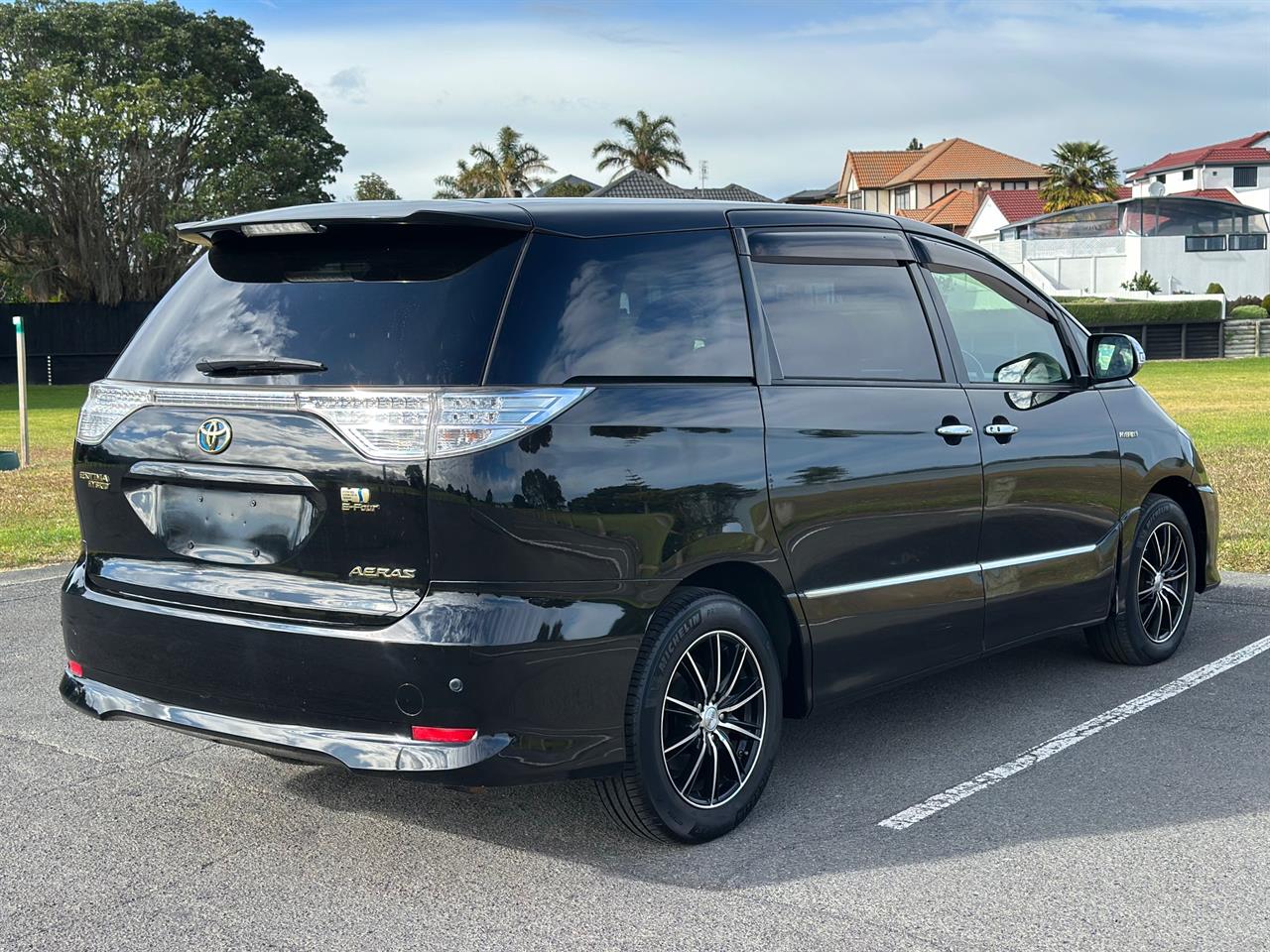 2013 Toyota Estima thumbnail