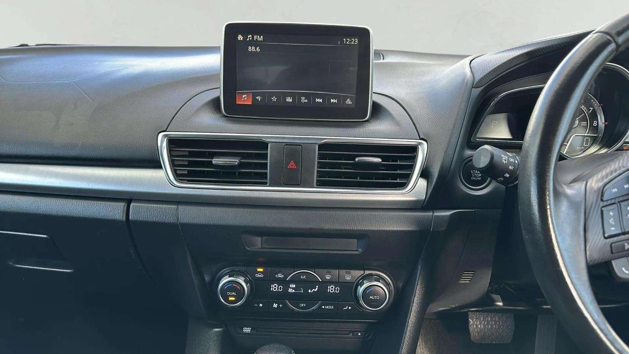 2013 Mazda Axela thumbnail