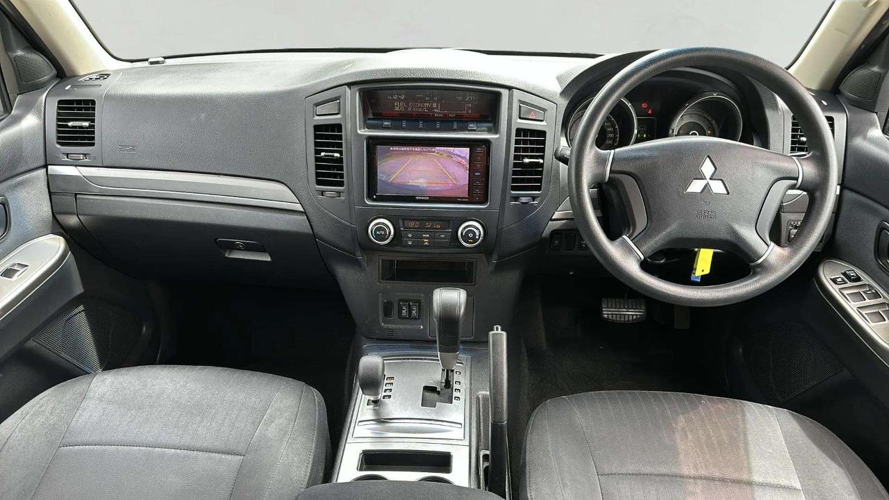 2013 Mitsubishi Pajero thumbnail