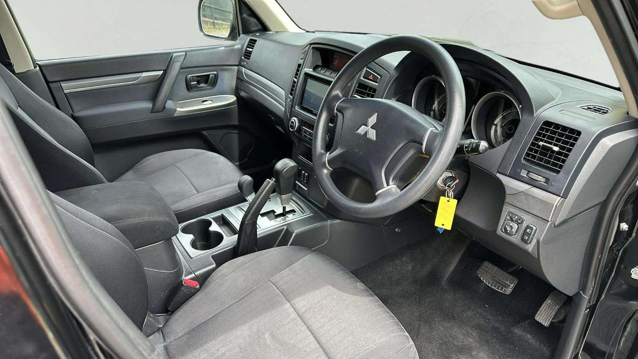 2013 Mitsubishi Pajero thumbnail