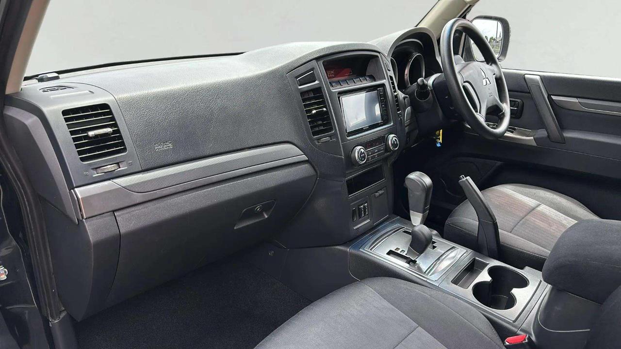 2013 Mitsubishi Pajero thumbnail