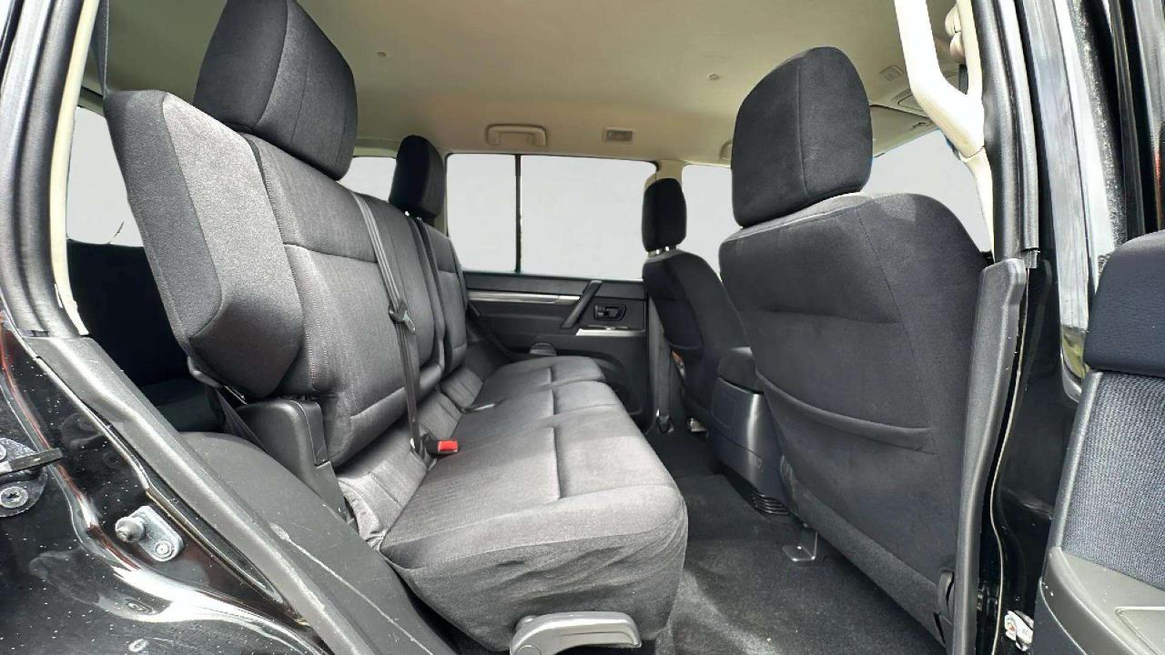 2013 Mitsubishi Pajero thumbnail