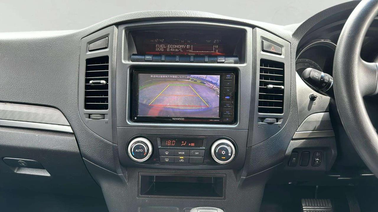 2013 Mitsubishi Pajero thumbnail