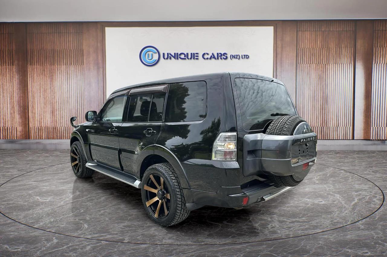 2013 Mitsubishi Pajero thumbnail