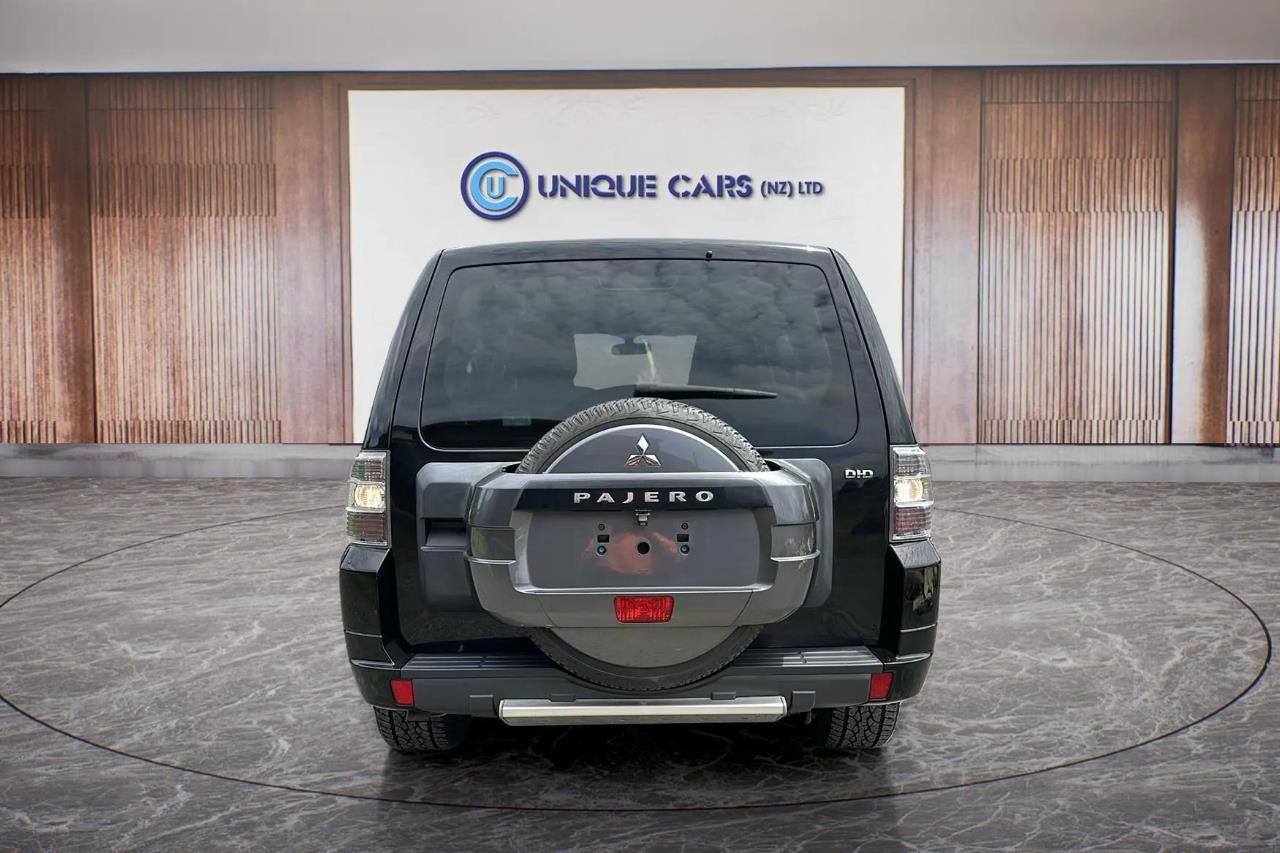 2013 Mitsubishi Pajero thumbnail
