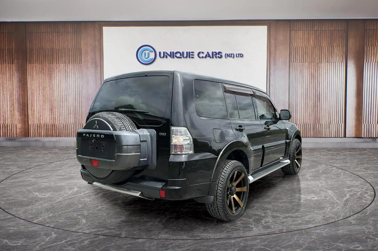 2013 Mitsubishi Pajero thumbnail