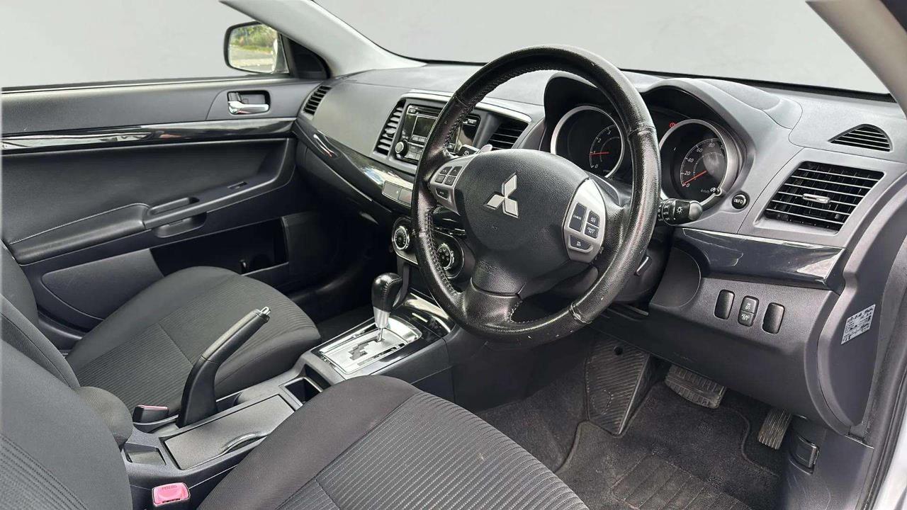 2014 Mitsubishi Galant thumbnail