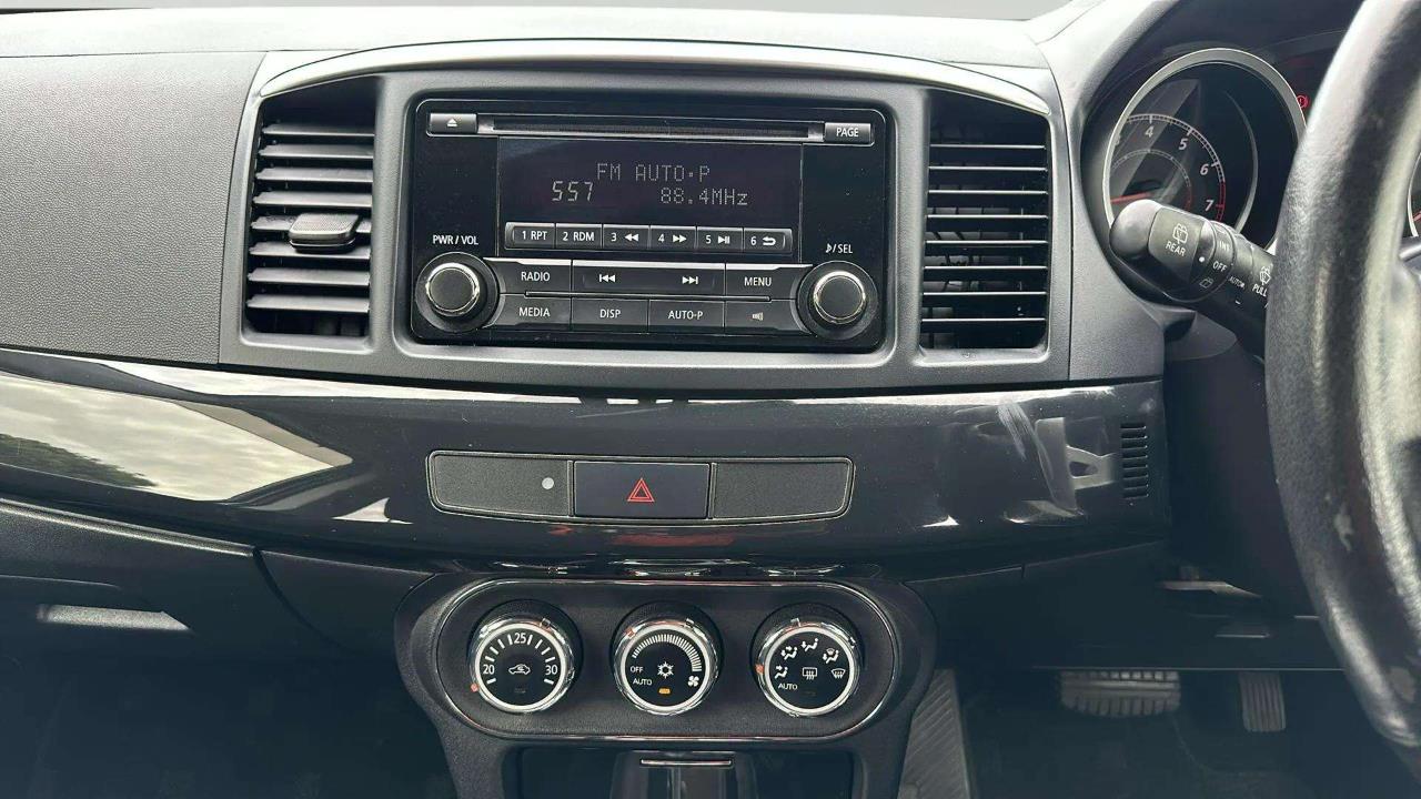 2014 Mitsubishi Galant thumbnail